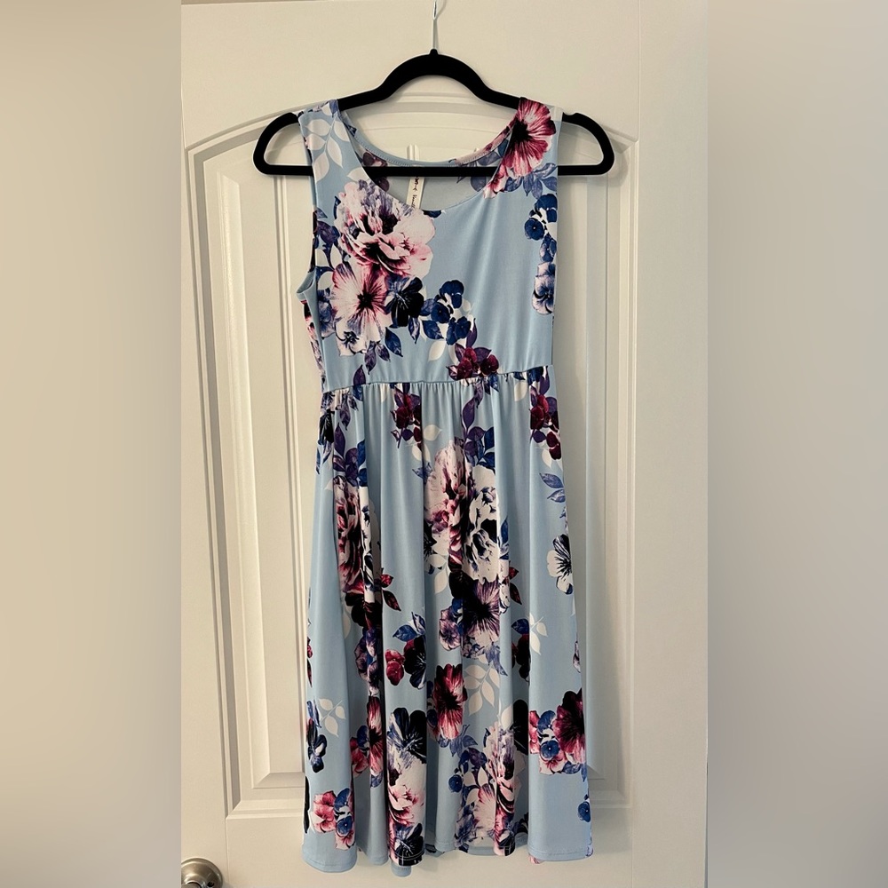 Vanilla Bay Floral Print Dress in Light Blue// size small// HAS POCKETS!